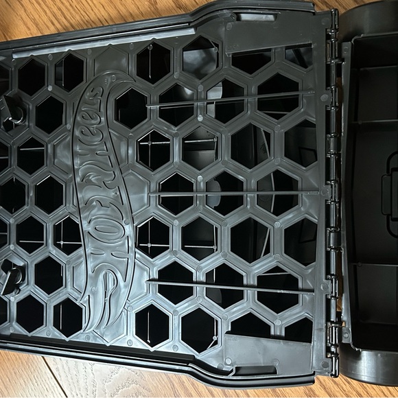 Hot Wheels Car Case Holds 100 Cars NEW
Has pull up handle - Picture 4 of 8